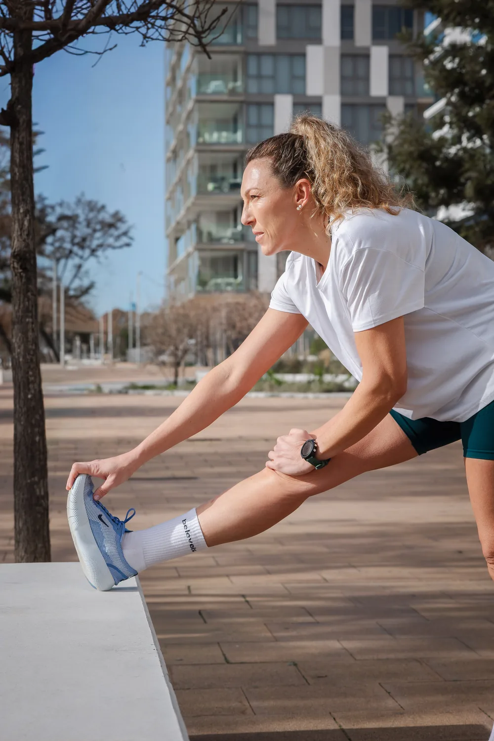 entrenadora-personal-estiramiento-isquiotibiales